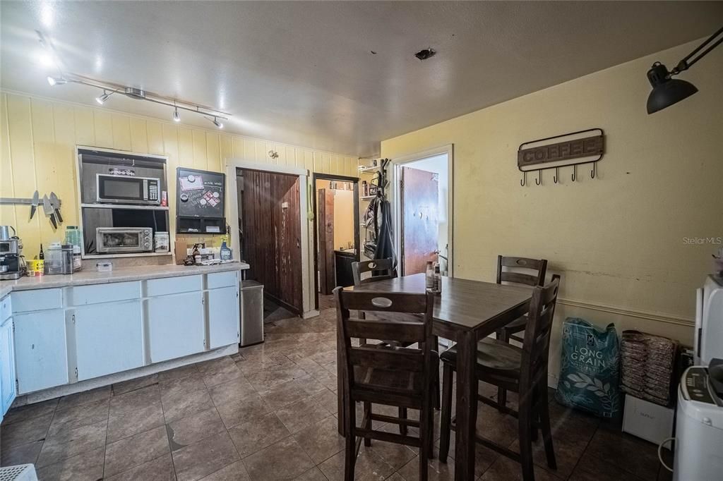 Active With Contract: $119,000 (3 beds, 1 baths, 754 Square Feet)