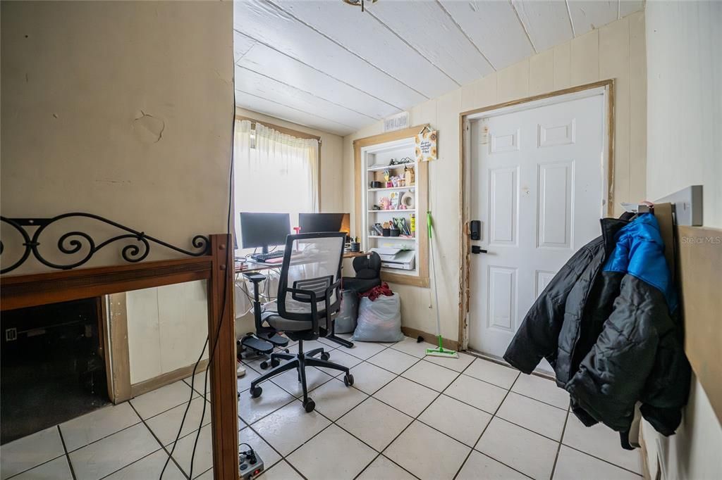 Active With Contract: $119,000 (3 beds, 1 baths, 754 Square Feet)