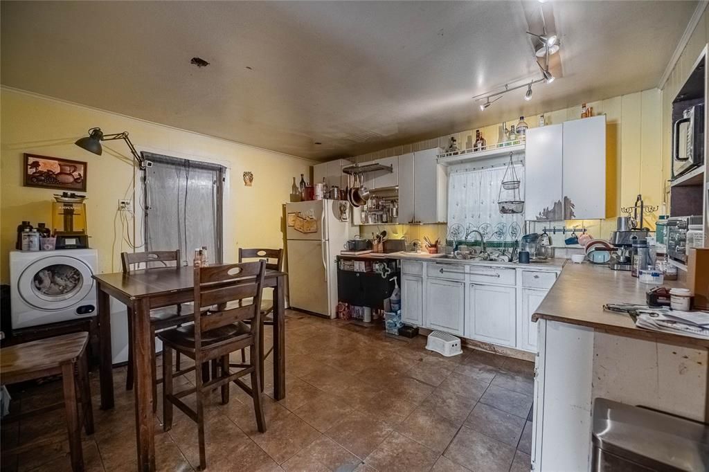 Active With Contract: $119,000 (3 beds, 1 baths, 754 Square Feet)