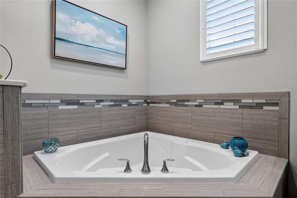 Active With Contract: $384,900 (3 beds, 2 baths, 2053 Square Feet)