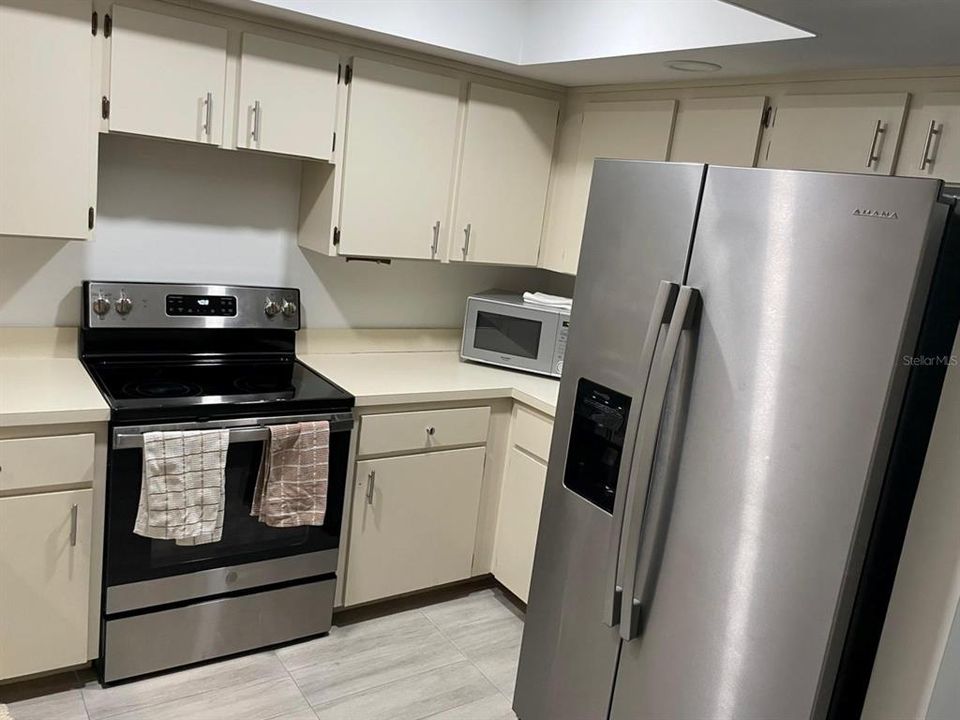 For Sale: $300,000 (3 beds, 2 baths, 1044 Square Feet)