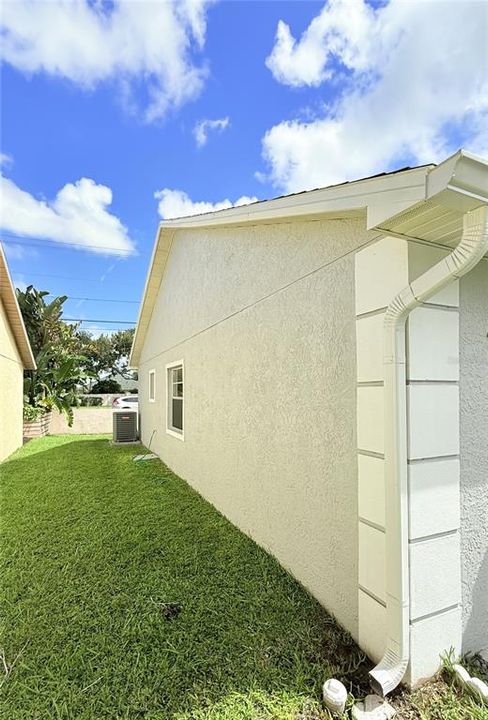 For Sale: $300,000 (3 beds, 2 baths, 1044 Square Feet)