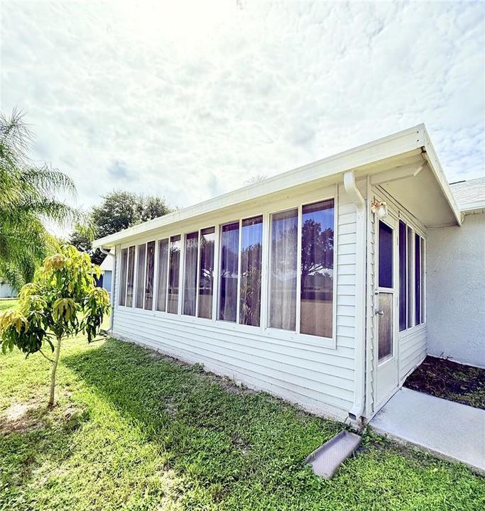 For Sale: $300,000 (3 beds, 2 baths, 1044 Square Feet)