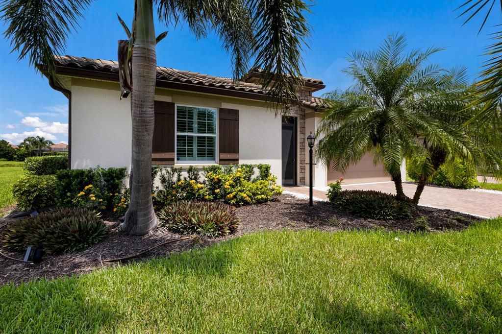 合同活跃: $699,000 (4 贝兹, 2 浴室, 1999 平方英尺)