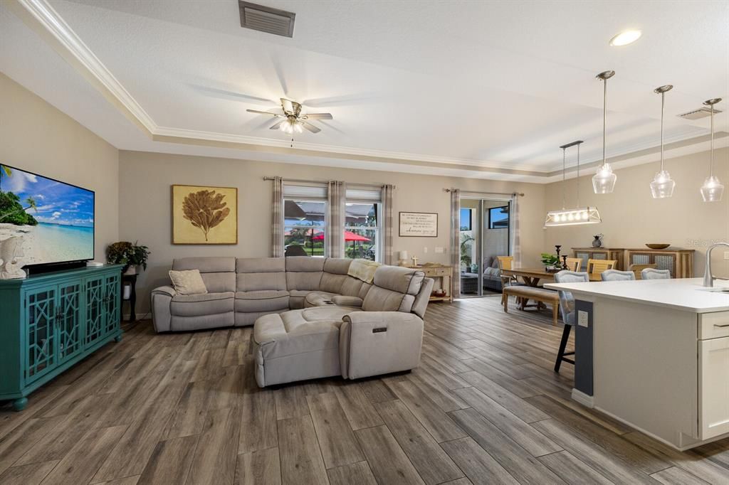 合同活跃: $699,000 (4 贝兹, 2 浴室, 1999 平方英尺)