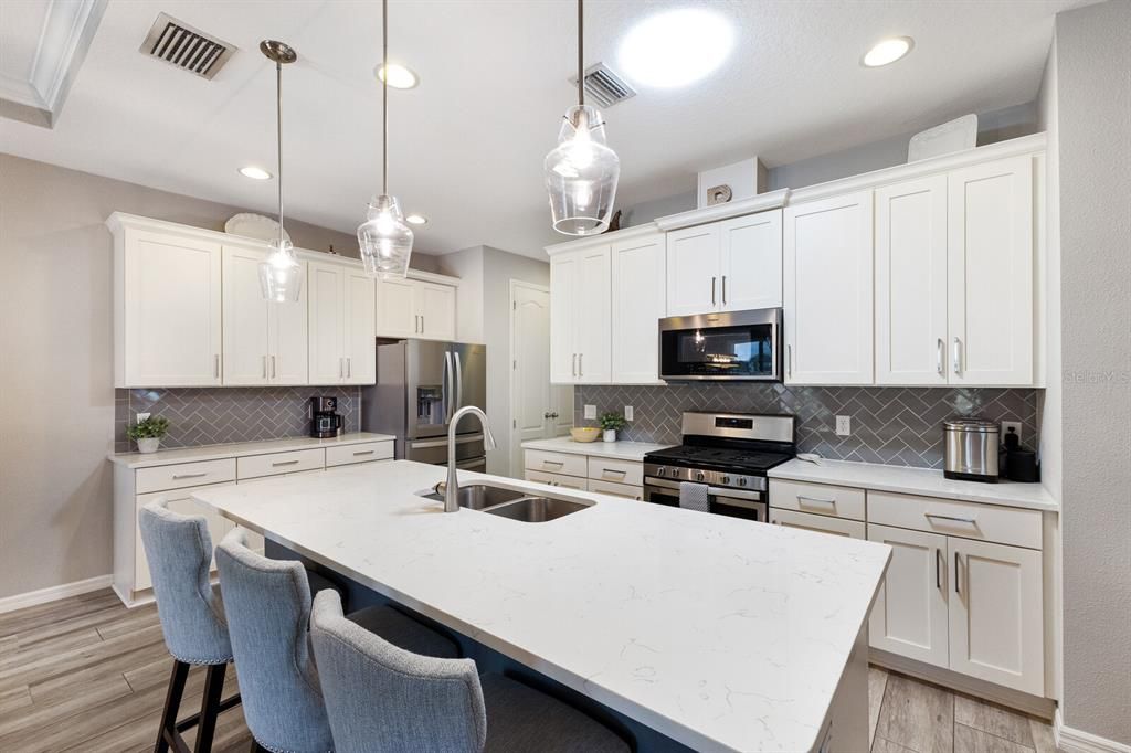 合同活跃: $699,000 (4 贝兹, 2 浴室, 1999 平方英尺)