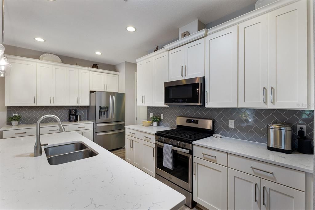 合同活跃: $699,000 (4 贝兹, 2 浴室, 1999 平方英尺)