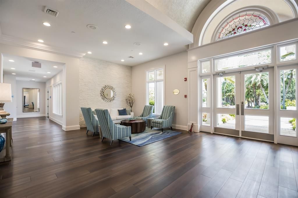 合同活跃: $699,000 (4 贝兹, 2 浴室, 1999 平方英尺)