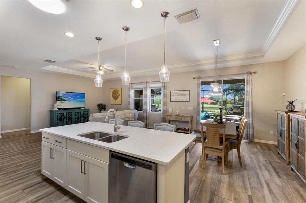 合同活跃: $699,000 (4 贝兹, 2 浴室, 1999 平方英尺)