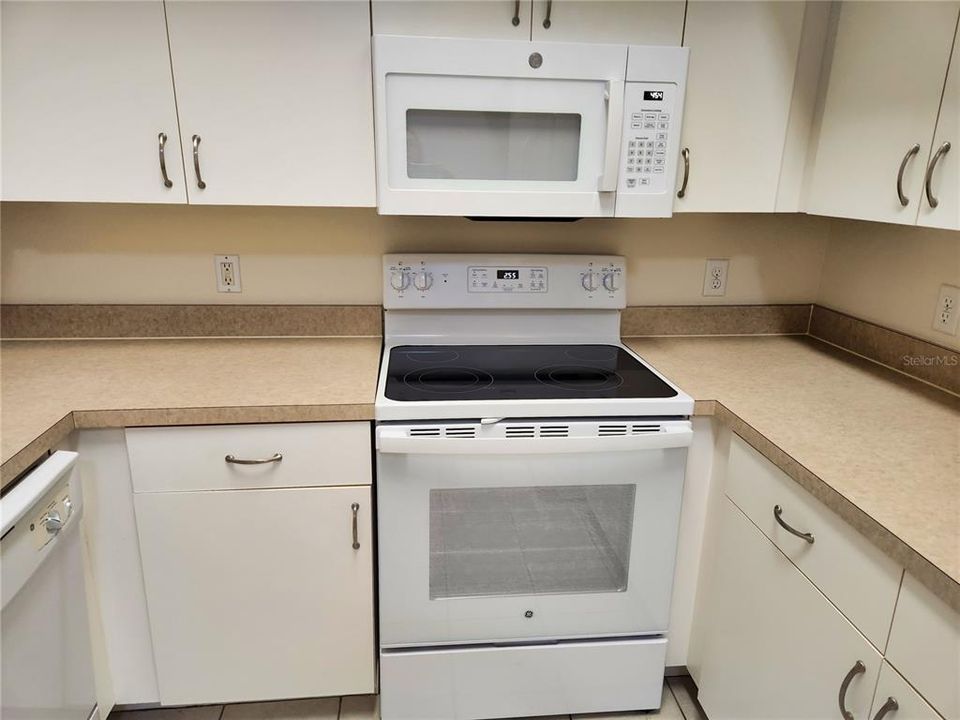 Active With Contract: $1,900 (2 beds, 2 baths, 1209 Square Feet)