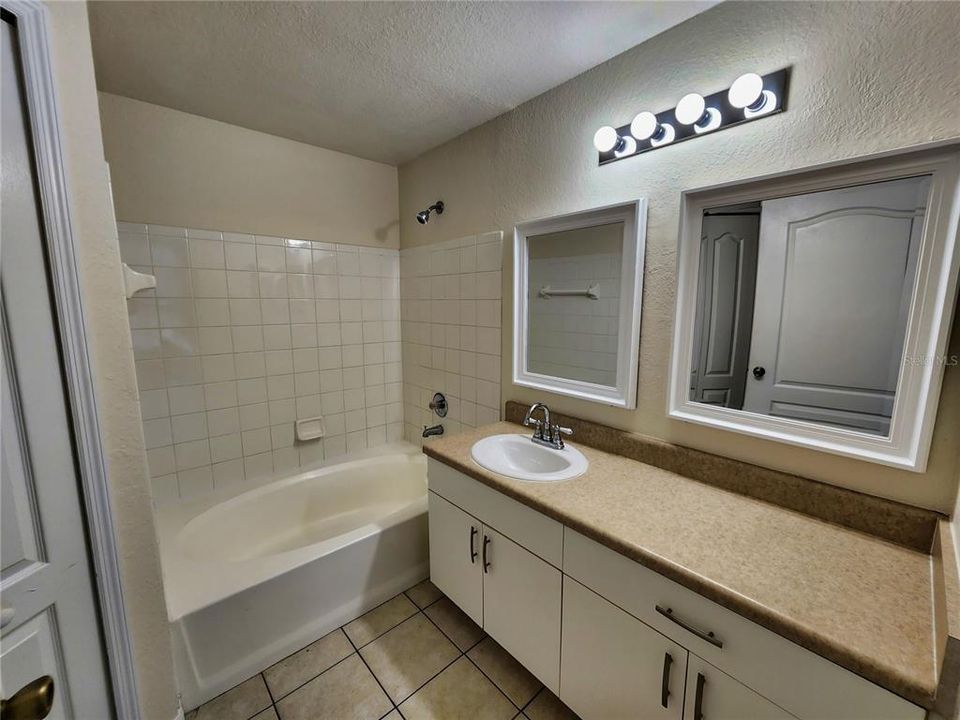 Active With Contract: $1,900 (2 beds, 2 baths, 1209 Square Feet)