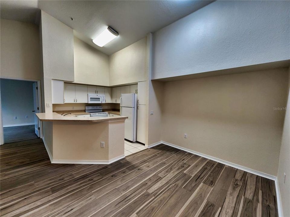 Active With Contract: $1,900 (2 beds, 2 baths, 1209 Square Feet)