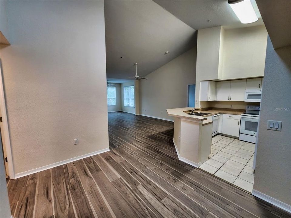 Active With Contract: $1,900 (2 beds, 2 baths, 1209 Square Feet)