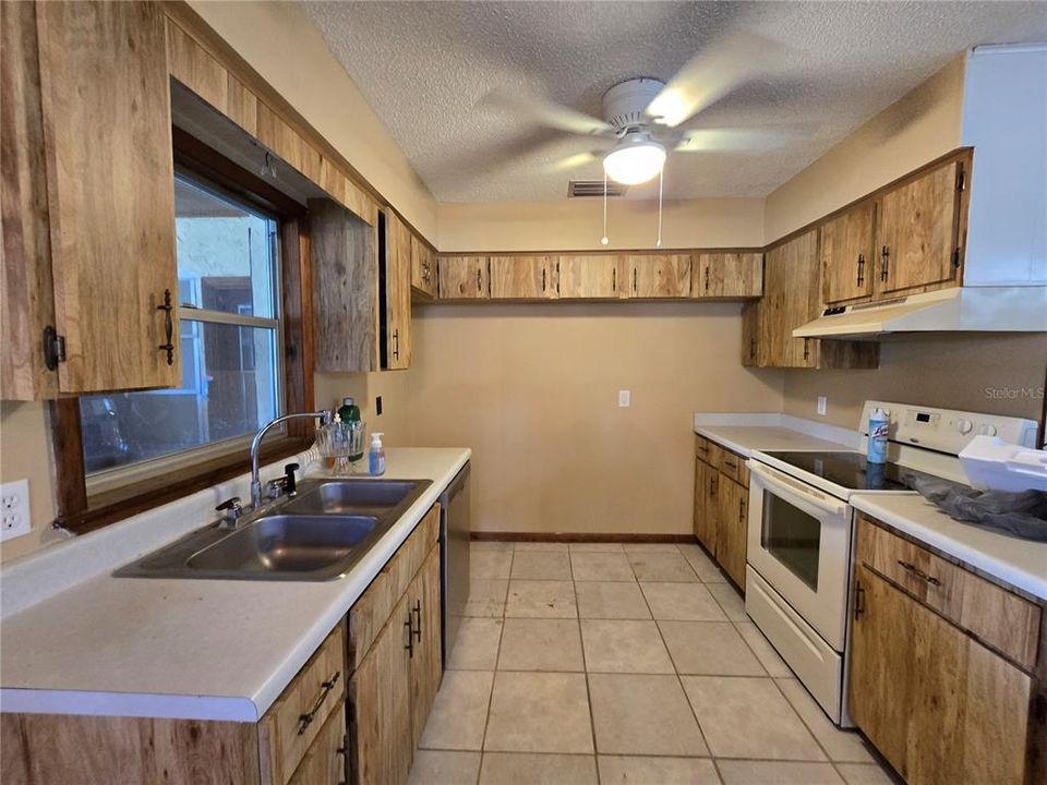 For Sale: $169,900 (3 beds, 2 baths, 1572 Square Feet)