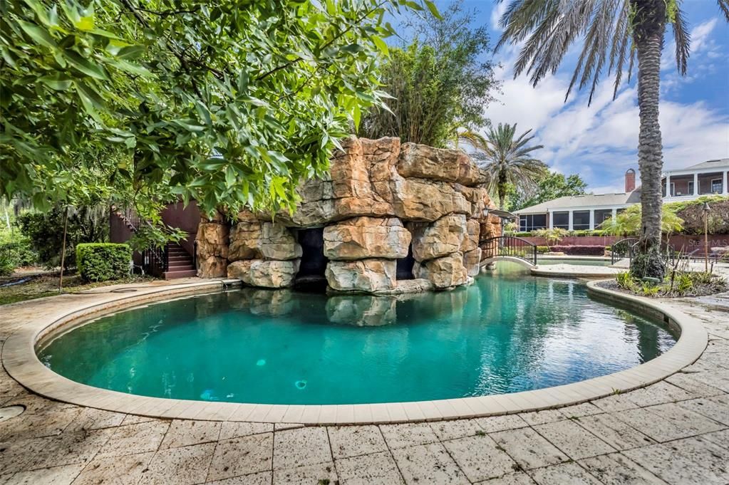 For Sale: $6,800,000 (5 beds, 5 baths, 10010 Square Feet)