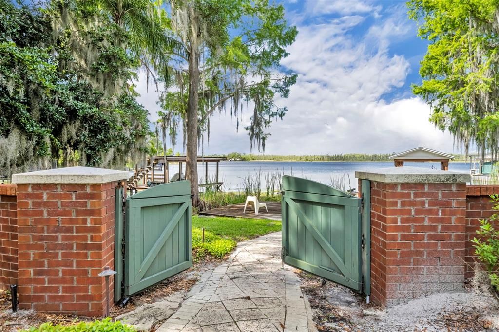 For Sale: $6,800,000 (5 beds, 5 baths, 10010 Square Feet)