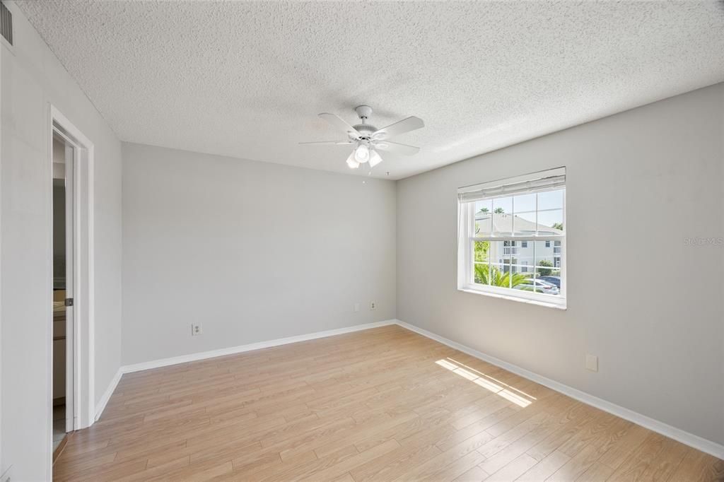 Active With Contract: $162,000 (2 beds, 1 baths, 740 Square Feet)