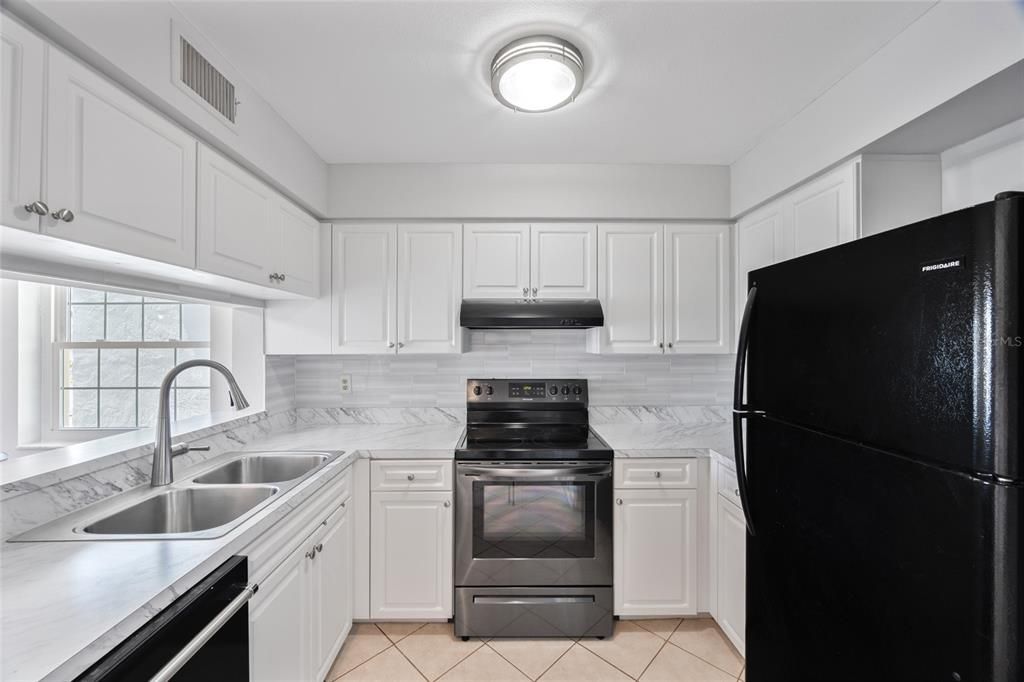 Active With Contract: $162,000 (2 beds, 1 baths, 740 Square Feet)