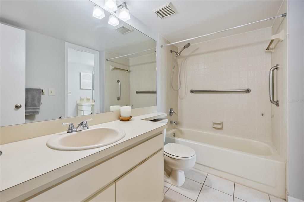 Active With Contract: $162,000 (2 beds, 1 baths, 740 Square Feet)