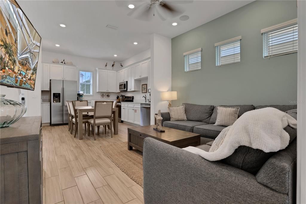 合同活跃: $3,500 (3 贝兹, 3 浴室, 1410 平方英尺)