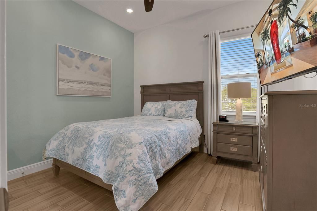 合同活跃: $3,500 (3 贝兹, 3 浴室, 1410 平方英尺)