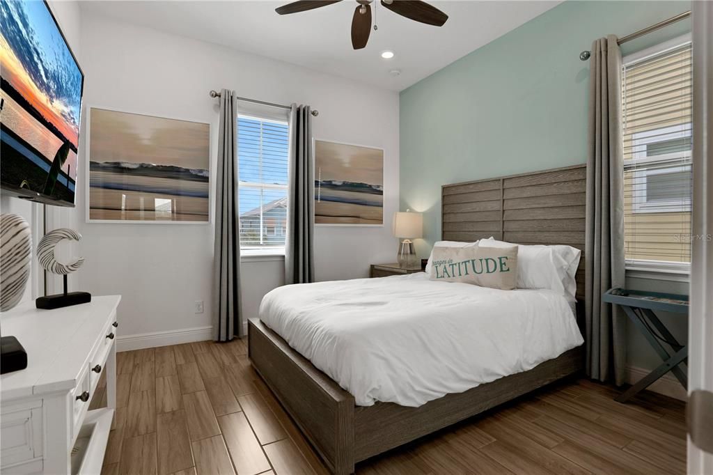 合同活跃: $3,500 (3 贝兹, 3 浴室, 1410 平方英尺)