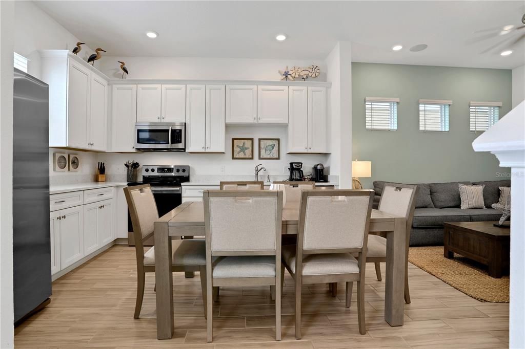 合同活跃: $3,500 (3 贝兹, 3 浴室, 1410 平方英尺)