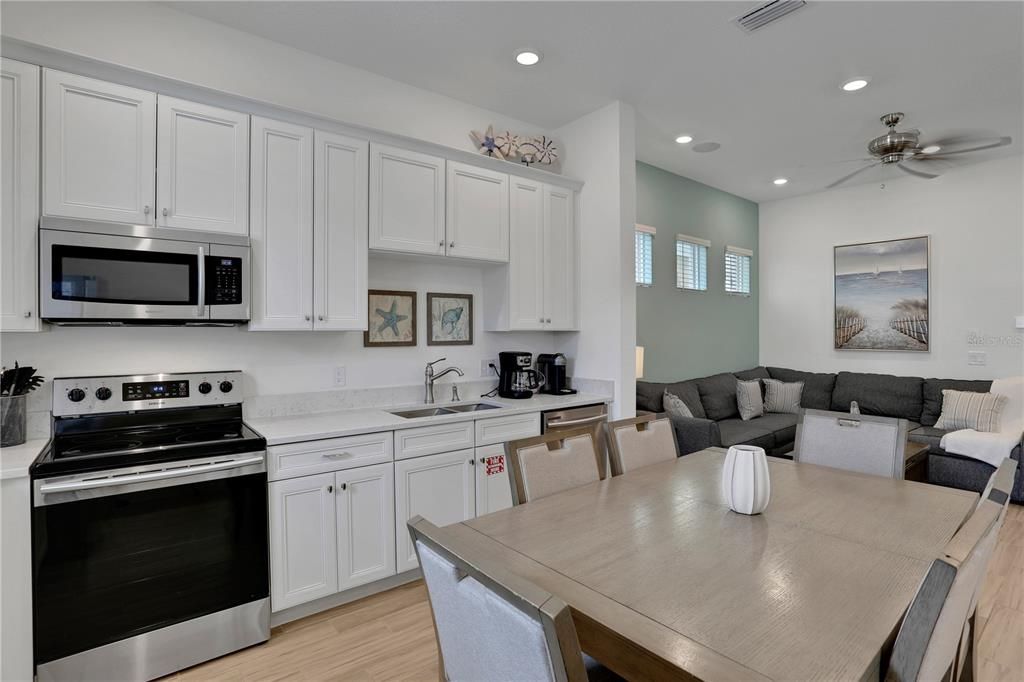 合同活跃: $3,500 (3 贝兹, 3 浴室, 1410 平方英尺)