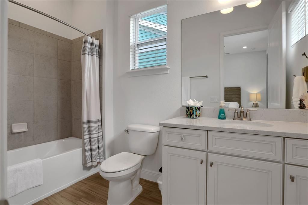 合同活跃: $3,500 (3 贝兹, 3 浴室, 1410 平方英尺)