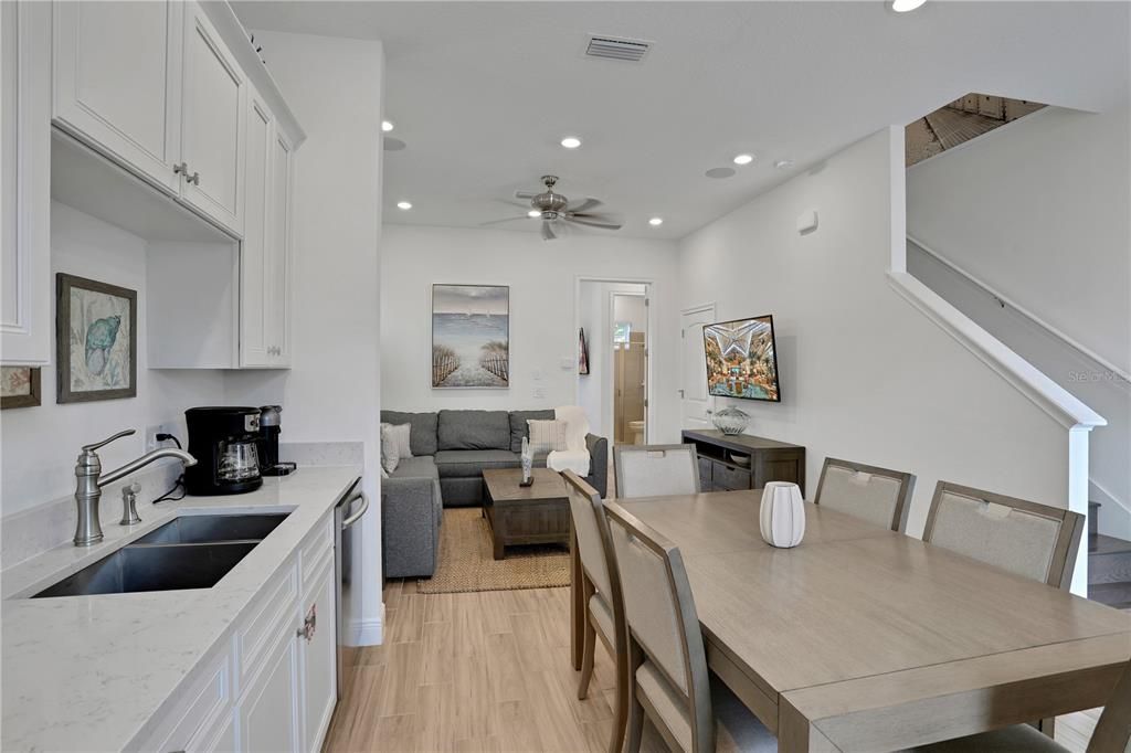 合同活跃: $3,500 (3 贝兹, 3 浴室, 1410 平方英尺)