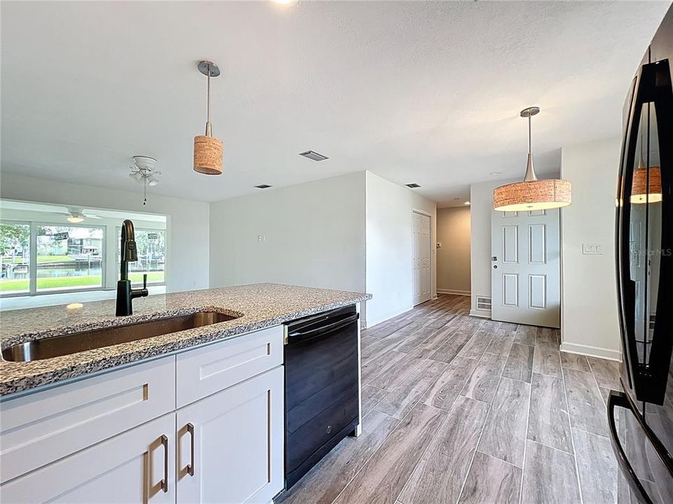 En Venta: $235,000 (2 camas, 2 baños, 1600 Pies cuadrados)