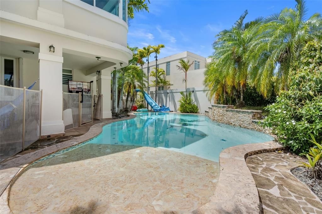 For Sale: $1,395,000 (5 beds, 3 baths, 4318 Square Feet)