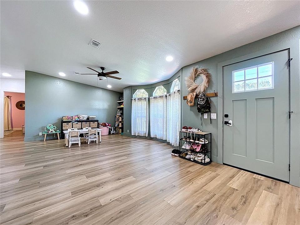 合同活跃: $420,000 (4 贝兹, 2 浴室, 2052 平方英尺)