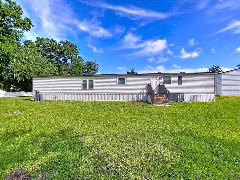 合同活跃: $420,000 (4 贝兹, 2 浴室, 2052 平方英尺)