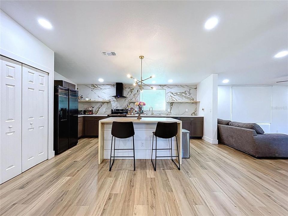 合同活跃: $420,000 (4 贝兹, 2 浴室, 2052 平方英尺)