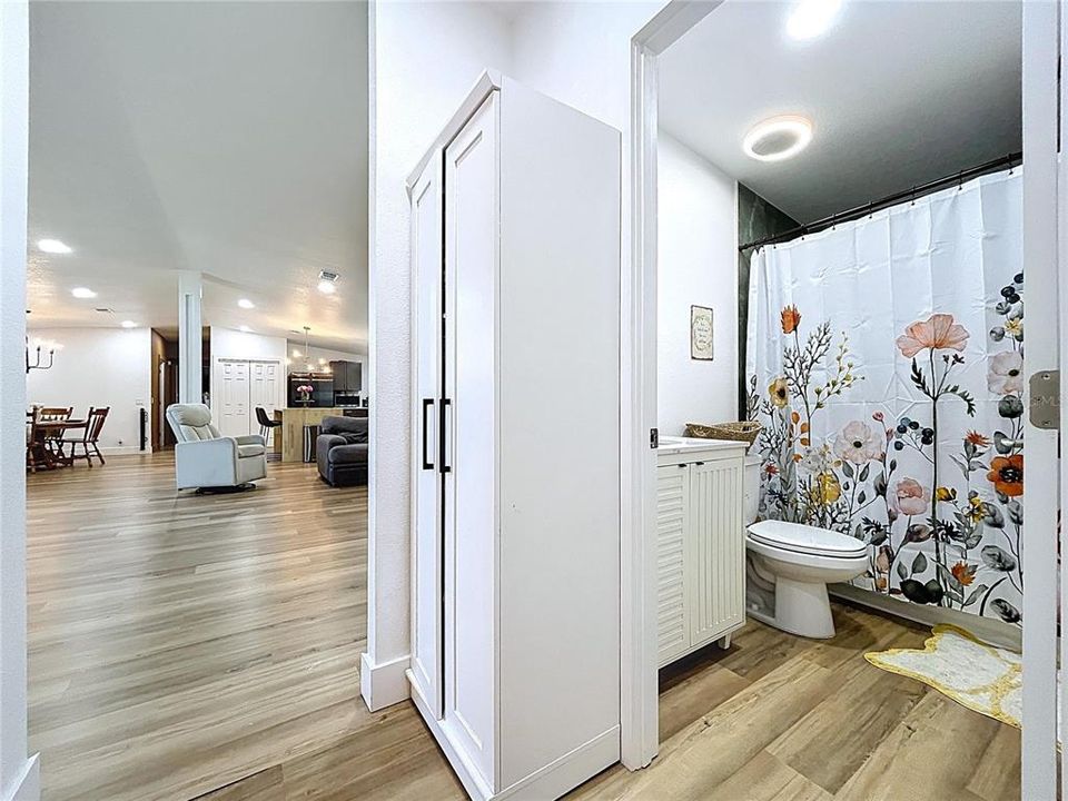 合同活跃: $420,000 (4 贝兹, 2 浴室, 2052 平方英尺)