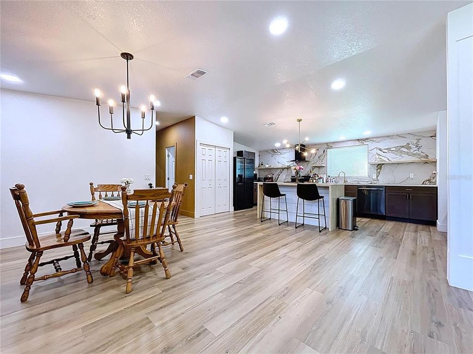 合同活跃: $420,000 (4 贝兹, 2 浴室, 2052 平方英尺)