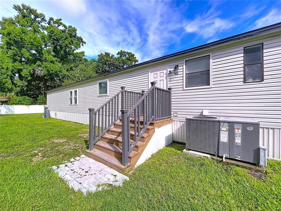 合同活跃: $420,000 (4 贝兹, 2 浴室, 2052 平方英尺)