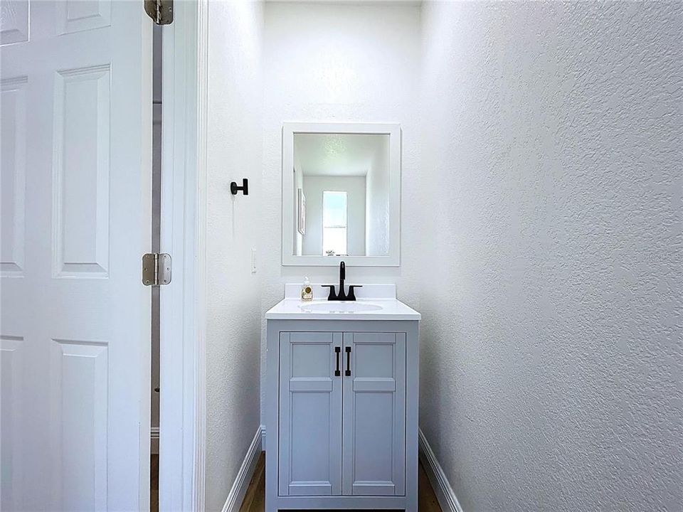 合同活跃: $420,000 (4 贝兹, 2 浴室, 2052 平方英尺)