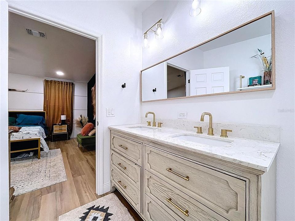 合同活跃: $420,000 (4 贝兹, 2 浴室, 2052 平方英尺)