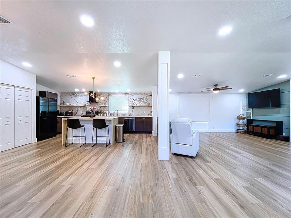 合同活跃: $420,000 (4 贝兹, 2 浴室, 2052 平方英尺)