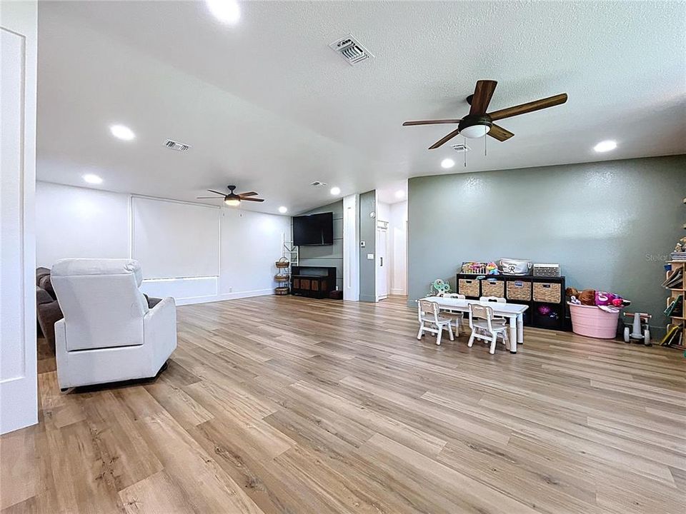 合同活跃: $420,000 (4 贝兹, 2 浴室, 2052 平方英尺)