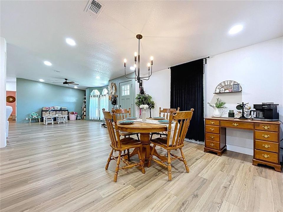 合同活跃: $420,000 (4 贝兹, 2 浴室, 2052 平方英尺)