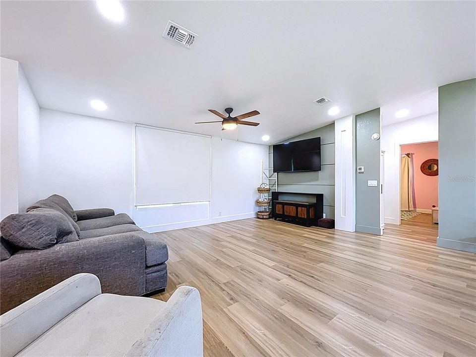 合同活跃: $420,000 (4 贝兹, 2 浴室, 2052 平方英尺)