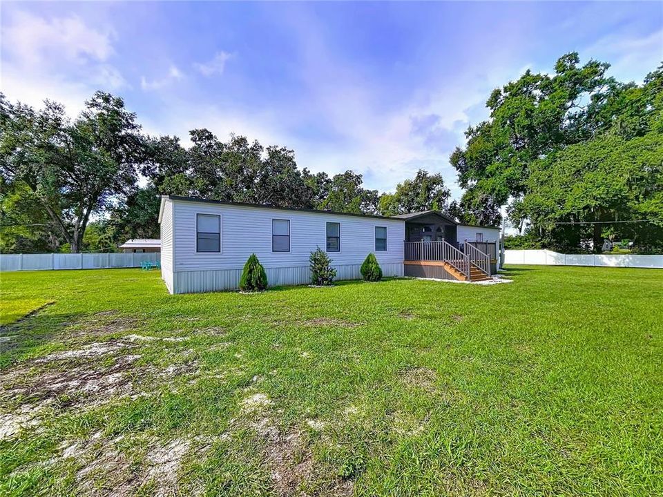 合同活跃: $420,000 (4 贝兹, 2 浴室, 2052 平方英尺)