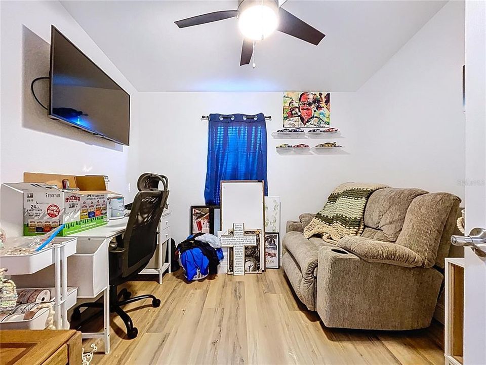 合同活跃: $420,000 (4 贝兹, 2 浴室, 2052 平方英尺)