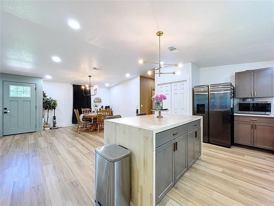 合同活跃: $420,000 (4 贝兹, 2 浴室, 2052 平方英尺)