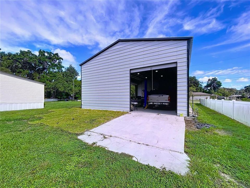 合同活跃: $420,000 (4 贝兹, 2 浴室, 2052 平方英尺)