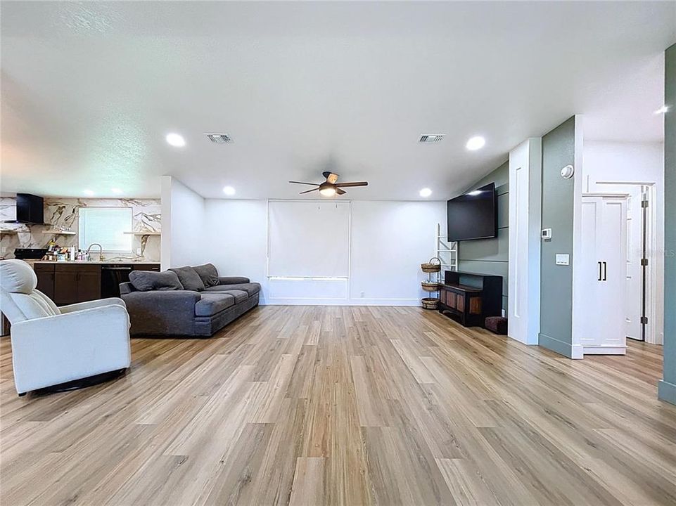 合同活跃: $420,000 (4 贝兹, 2 浴室, 2052 平方英尺)