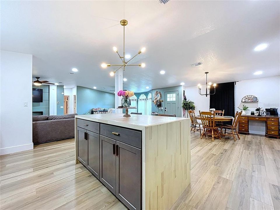 合同活跃: $420,000 (4 贝兹, 2 浴室, 2052 平方英尺)